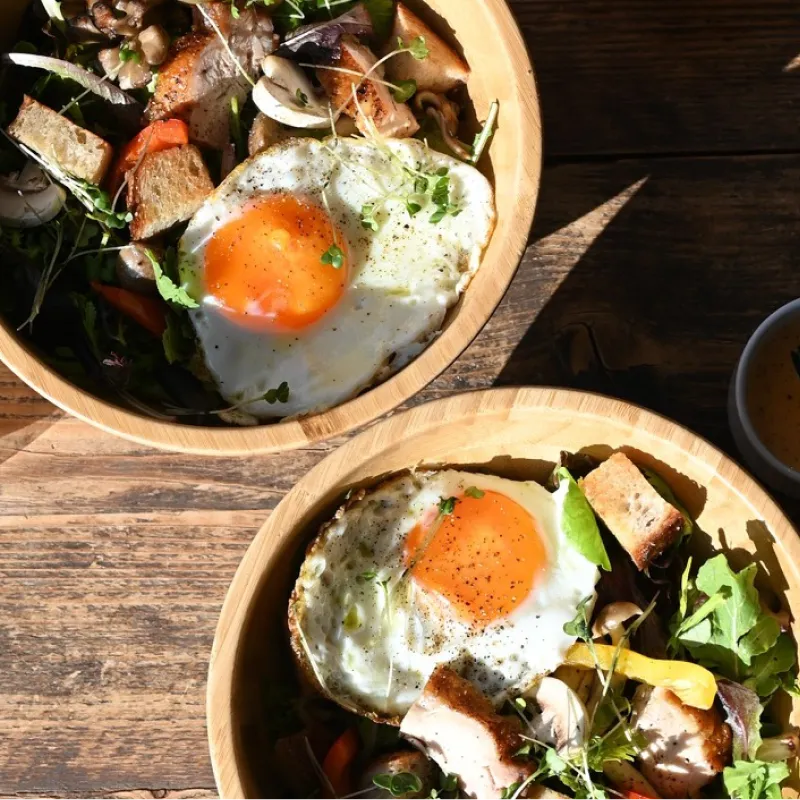 カフェから和食まで、多彩な選択肢を提供